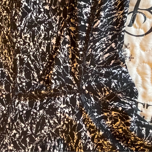 Lululemon black and white pattern align size 6, mesh down side of leg - Picture 4 of 13